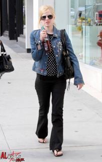 Avril Lavigne feet photo thumbnail