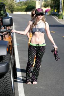 Avril Lavigne feet photo thumbnail