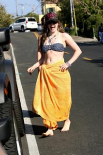 Avril Lavigne feet photo thumbnail