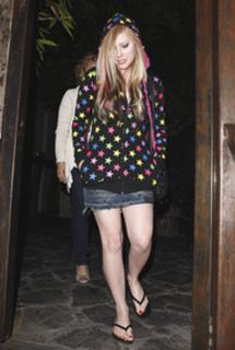Avril Lavigne feet photo thumbnail