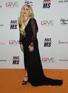 Avril Lavigne feet photo thumbnail