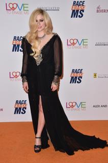 Avril Lavigne feet photo thumbnail