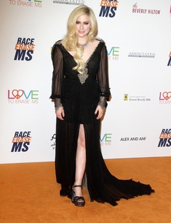 Avril Lavigne feet photo thumbnail