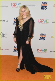 Avril Lavigne feet photo thumbnail