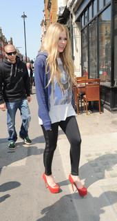 Avril Lavigne feet photo thumbnail