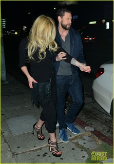 Avril Lavigne feet photo thumbnail