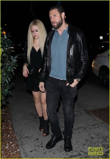 Avril Lavigne feet photo thumbnail