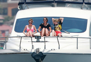 Avril Lavigne feet photo thumbnail