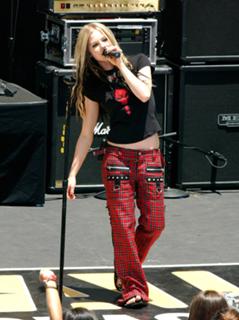 Avril Lavigne feet photo thumbnail