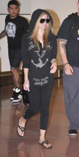 Avril Lavigne feet photo thumbnail