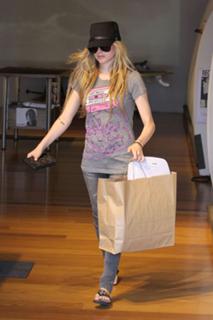 Avril Lavigne feet photo thumbnail