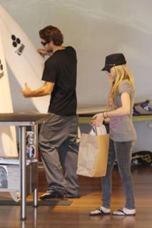 Avril Lavigne feet photo thumbnail