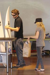 Avril Lavigne feet photo thumbnail