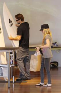 Avril Lavigne feet photo thumbnail