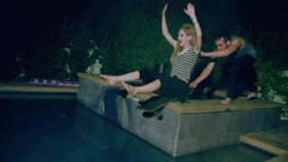 Avril Lavigne feet photo thumbnail