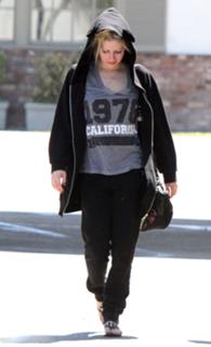 Avril Lavigne feet photo thumbnail