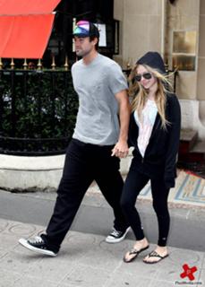 Avril Lavigne feet photo thumbnail