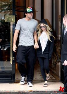 Avril Lavigne feet photo thumbnail