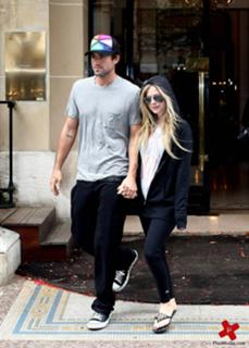 Avril Lavigne feet photo thumbnail