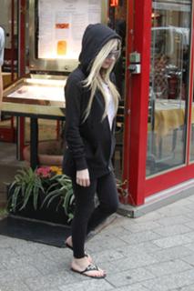 Avril Lavigne feet photo thumbnail