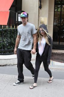 Avril Lavigne feet photo thumbnail