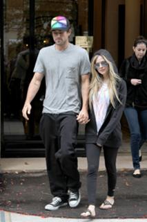 Avril Lavigne feet photo thumbnail