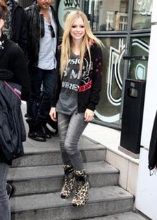 Avril Lavigne feet photo thumbnail