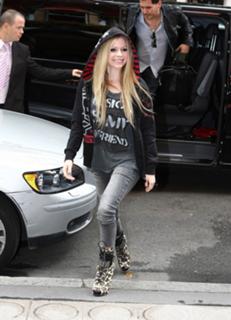 Avril Lavigne feet photo thumbnail