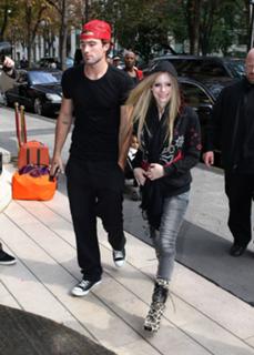 Avril Lavigne feet photo thumbnail