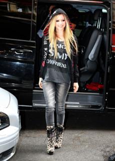 Avril Lavigne feet photo thumbnail