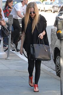 Avril Lavigne feet photo thumbnail