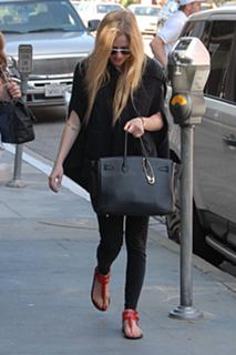 Avril Lavigne feet photo thumbnail