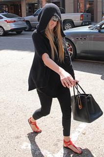 Avril Lavigne feet photo thumbnail