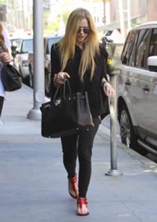 Avril Lavigne feet photo thumbnail