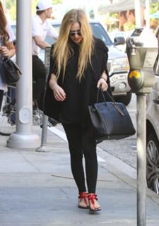 Avril Lavigne feet photo thumbnail