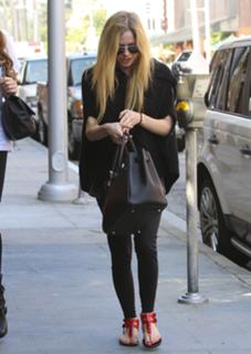 Avril Lavigne feet photo thumbnail