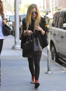 Avril Lavigne feet photo thumbnail