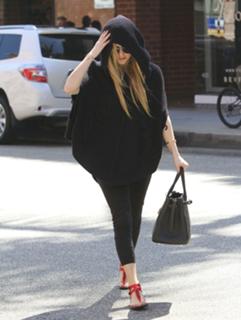 Avril Lavigne feet photo thumbnail