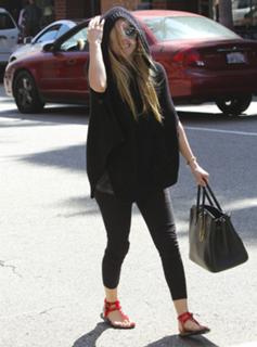 Avril Lavigne feet photo thumbnail