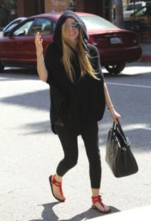 Avril Lavigne feet photo thumbnail