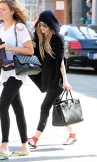 Avril Lavigne feet photo thumbnail