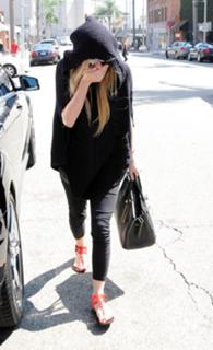 Avril Lavigne feet photo thumbnail