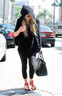 Avril Lavigne feet photo thumbnail