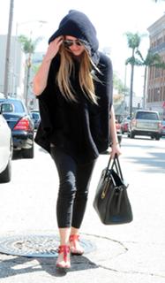 Avril Lavigne feet photo thumbnail