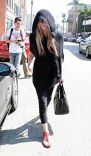 Avril Lavigne feet photo thumbnail
