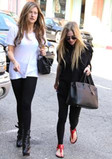 Avril Lavigne feet photo thumbnail