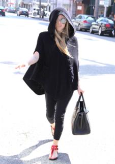 Avril Lavigne feet photo thumbnail