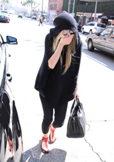 Avril Lavigne feet photo thumbnail