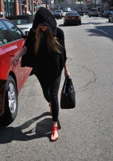Avril Lavigne feet photo thumbnail