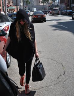 Avril Lavigne feet photo thumbnail